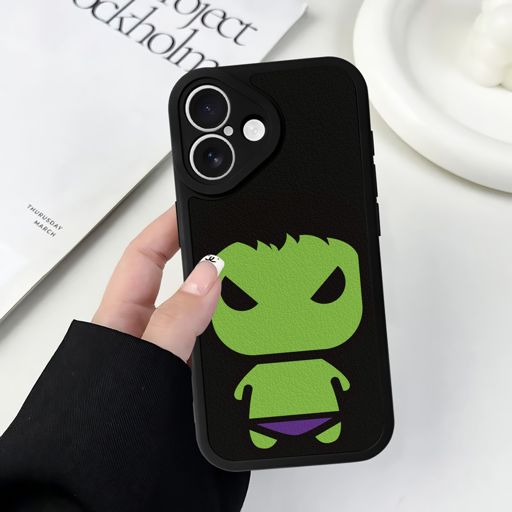 （画像用） アベンジャーズ The Avengers 【iPhone 16シリーズ対応】シリコンスマホケース（レザー調） 材質：シリコン